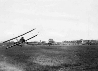 Kings Cup 1928 - Bernard Martin, Geoffrey de Havilland and SW Smith taking off [0751-0082]